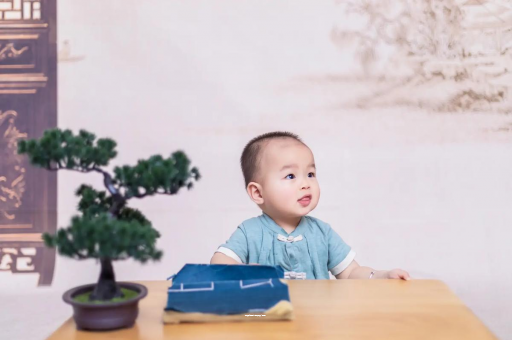 宁夏怀孕肚子中间凹两边凸